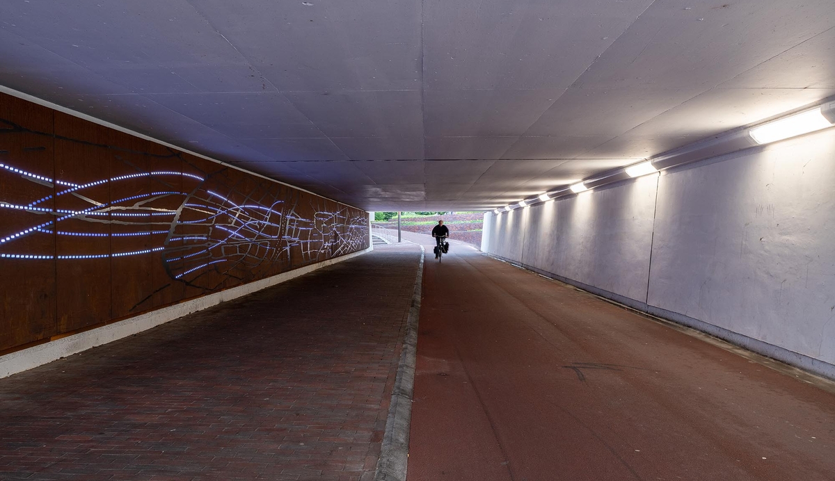 Lightronics VENTEGO armaturen aan de muren van de fietstunnel bij het station in Assen