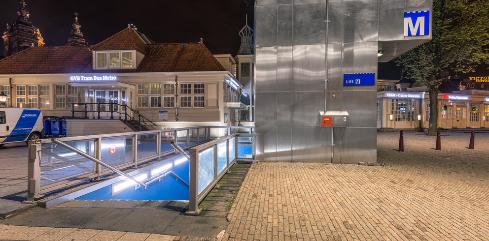 Lightronics PLUTEGO armatuur stationsgebied Metro in Amsterdam-004
